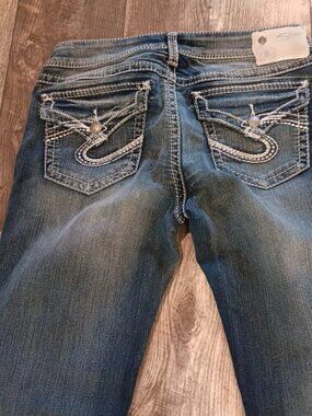 Tuesday Jeans - Silver Jeans Co - Low Rise - Boot Cut - flap/button pocket